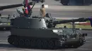 Prajurit Pakistan berdiri di atas tank saat parade Hari Militer Pakistan di Islamabad, (23/3). Parade ini memperingati Resolusi Lahore, perpisahan kaum Muslim dari Kerajaan Britania India yang jatuh pada tanggal 23 Maret 1940. (AFP Photo / Aamir Qureshi)