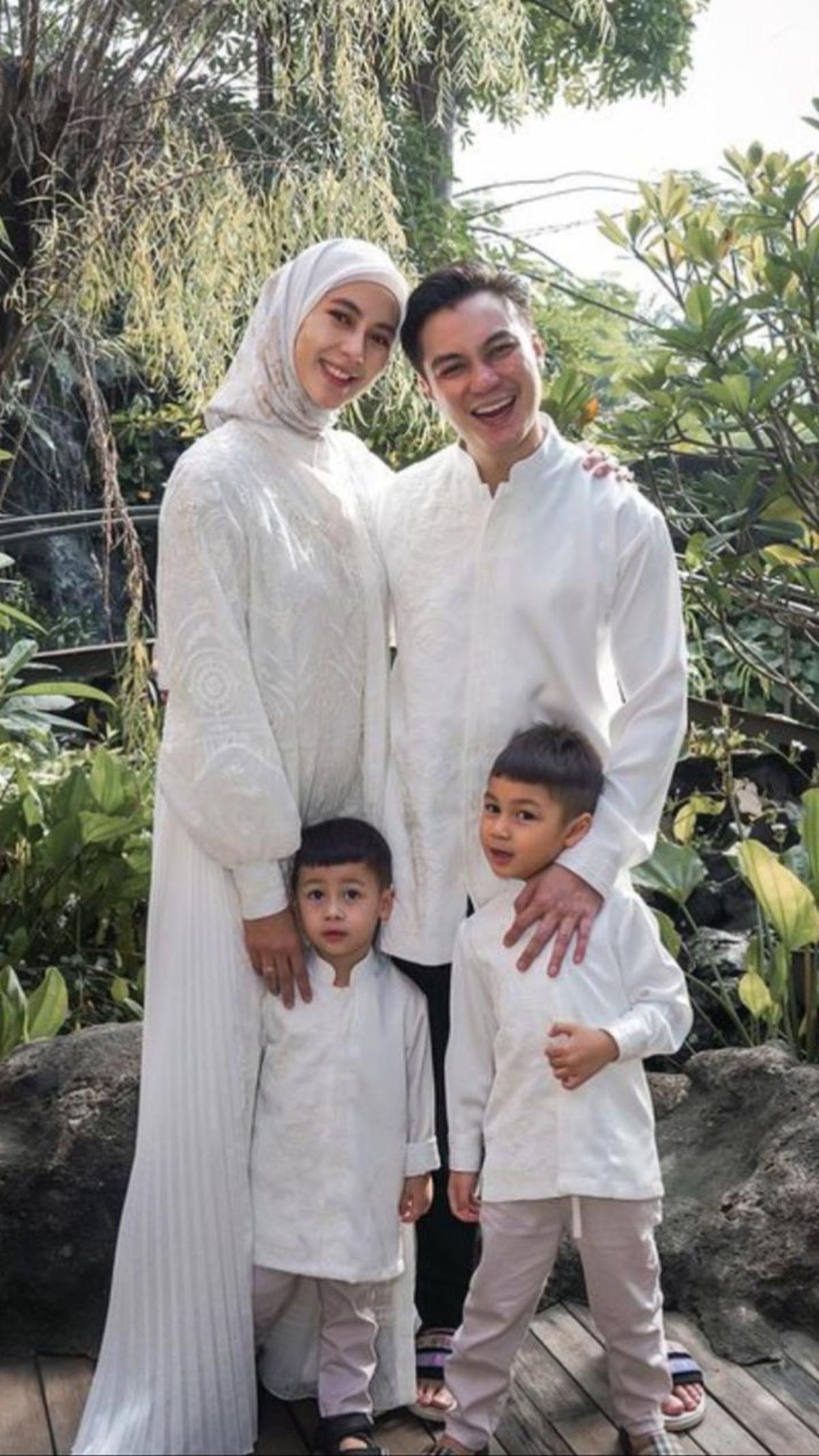 Beruntung keputusan Paula berhijrah dan mengubah penampilannya mendapat dukungan penuh dari keluarga. Baik Baim maupun dua anaknya, semua menyambut perubahan Paula dengan suka cita.