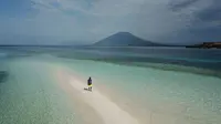 Larantuka memiliki keindahan alam yang luar biasa mulai dari Pulau Pasir Timbul, sebuah pulau kecil yang muncul ke permukaan saat air laut surut.