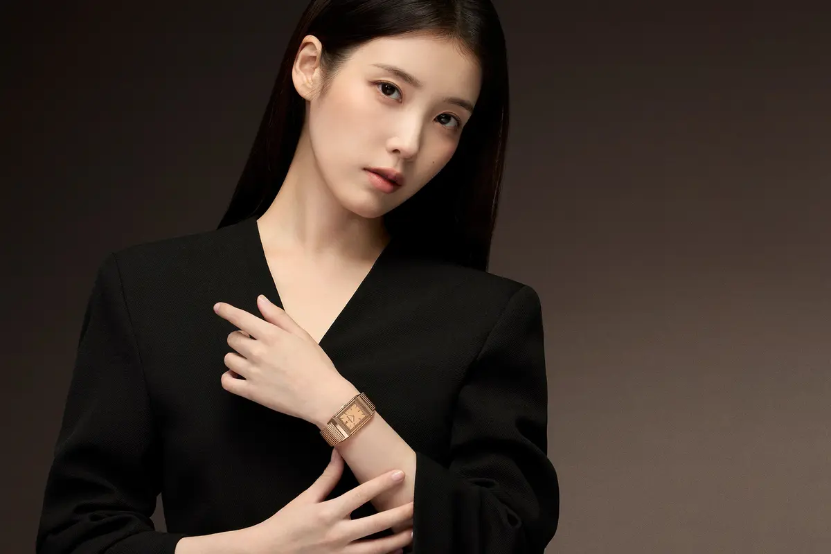 IU Resmi Jadi Global Ambassador Jaeger-LeCoultre dengan Gaya Formal Elegan