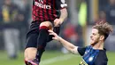 Gelandang AC Milan, Suso berusaha melewati bek Inter Milan, Cristian Ansaldi pada laga Liga Italia Serie A di Stadion San Siro, Milan, (20/11). AC Milan bermain imbang dengan Inter Milan dengan skor 2-2. (REUTERS/Alessandro Garofalo)