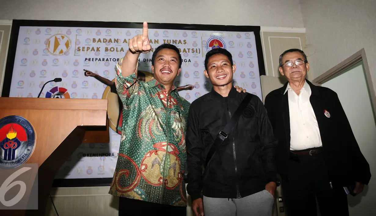 Menpora, Imam Nahrawi (kiri) bersama Evan Dimas jelang memberikan keterangan di Kemenpora, Jakarta, Selasa (2/2/2016). Evan akan mengikuti program pembinaan usia muda klub RCD Espanyol selama empat hingga lima bulan. (Liputan6.com/Helmi Fithriansyah)