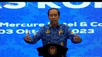 Presiden Jokowi menghadiri pembukaan Rakernas Korps Pegawai Republik Indonesia (Korpri) 2023, lengkap memakai batik seragam Korpri, Selasa (3/10/2023). Jokowi membahas mengenai TikTok Shop dihadapan ASN yang hadir.