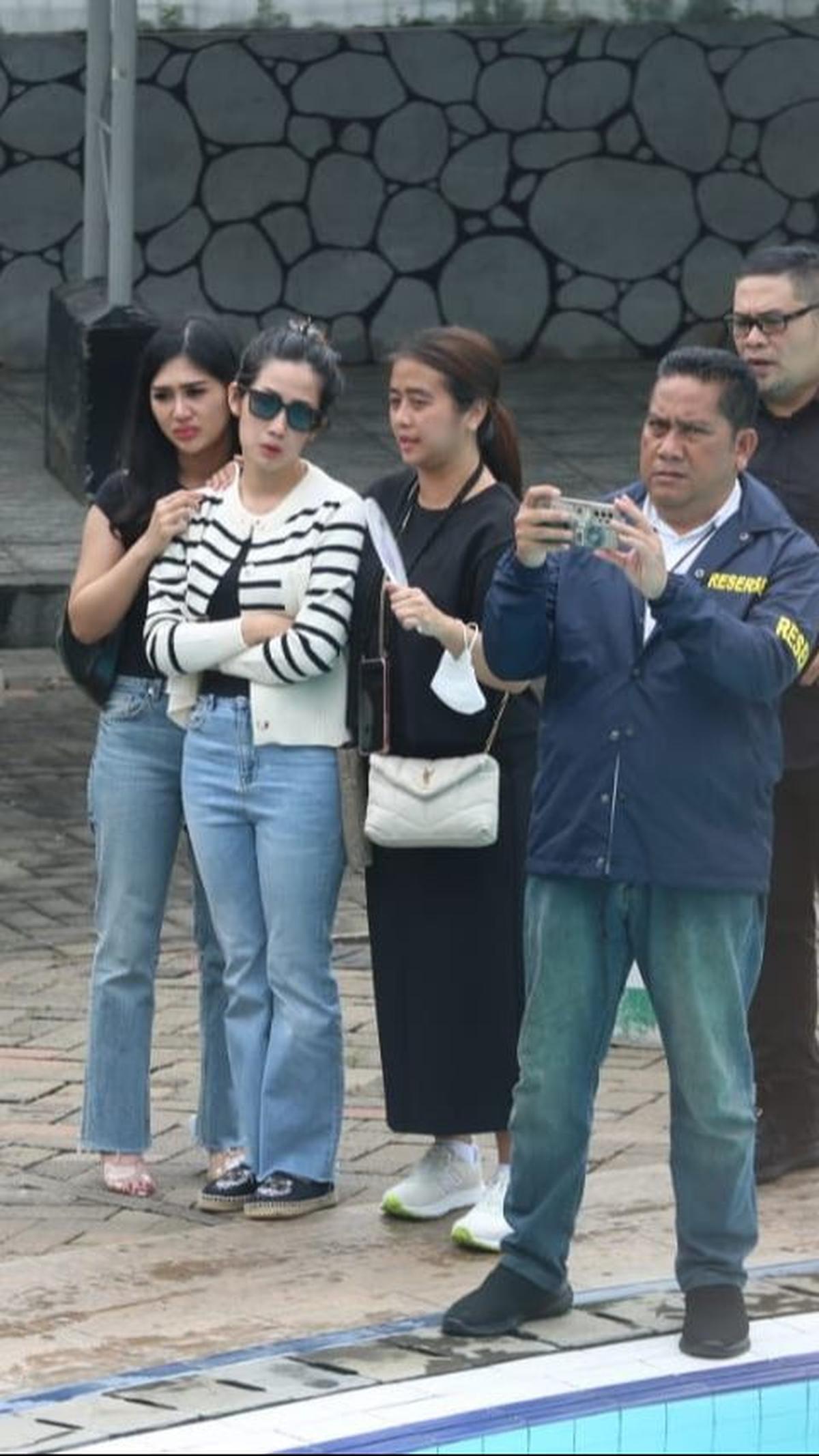 Tamara Tyasmara yang merupakan ibu Dante juga menjalani rekonstruksi. Ia juga sempat melakukan reka ulang bersama tersangka Yudha. Foto : Kapanlagi.com / Budy Santoso<br>