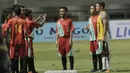 Striker Bali United, Irfan Bachdim, foto bersama anak gawang usai laga melawan PS TNI pada lanjutan Liga 1 di Stadion Pakansari, Bogor, Senin (10/7/2017). (Bola.com/M Iqbal Ichsan)