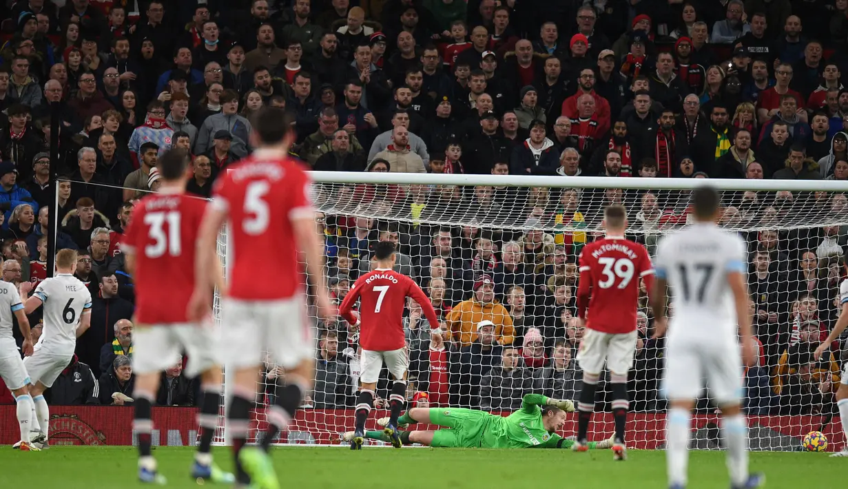 Bola terlihat akan menjauh dari gawang, sebelum dibelokkan Ben Mee ke gawang Burnley. Gol bunuh diri tercipta, Manchester United unggul 2-0. (AFP/Oli Scarff)