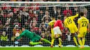 Kiper Sheriff Maksym Koval gagal menghentikan sundulan dari pemain Manchester United Cristiano Ronaldo (tengah) pada pertandingan sepak bola Grup E Liga Europa di Old Trafford, Manchester, Inggris, 27 Oktober 2022. Manchester United menang 3-0. (AP Photo/Jon Super)