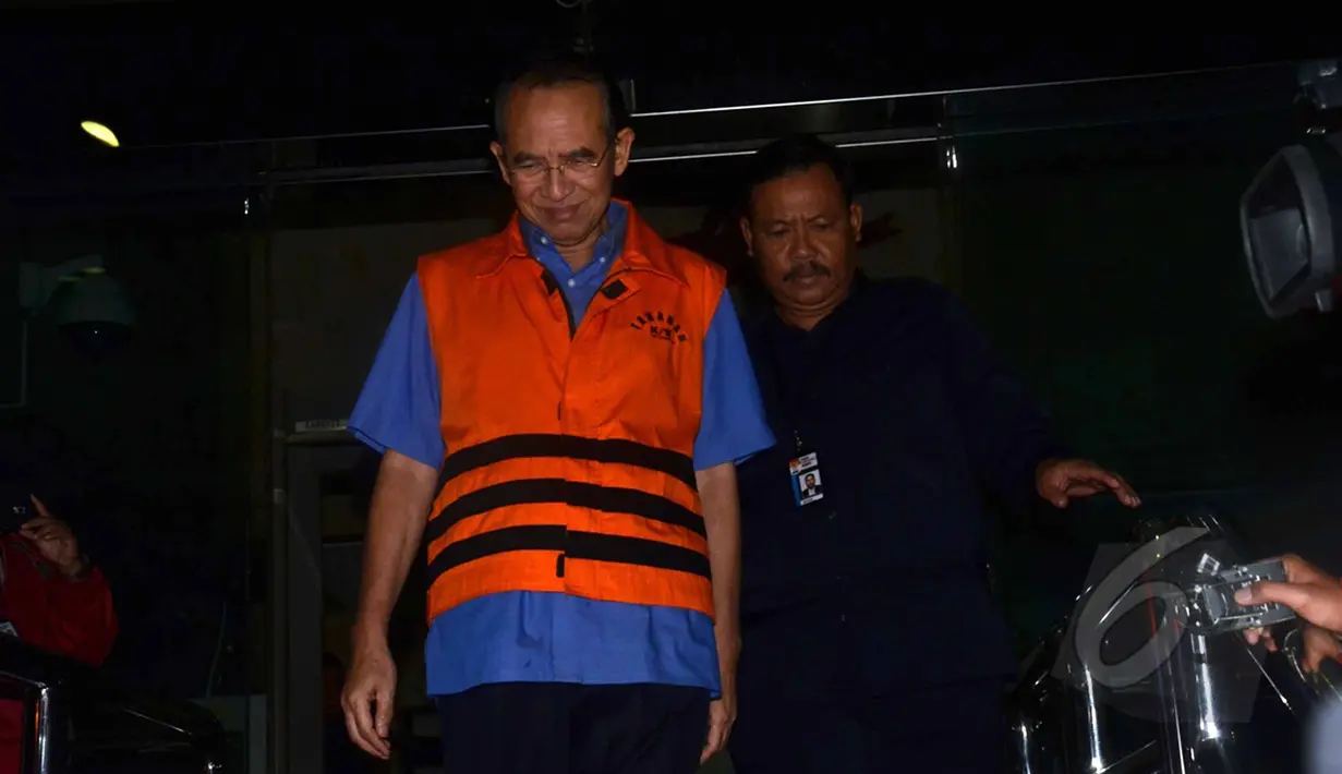 Mantan Menag Suryadharma Ali seusai menjalani pemeriksaan di KPK, Jakarta, Selasa (28/4/2015). SDA diperiksa sebagai tersangka dalam kasus dugaan korupsi penyelenggaraan haji di Kementerian Agama tahun 2012-2013. (Liputan6.com/Helmi Afandi)