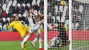 Bek Juventus, Leonardo Bonucci, membobol gawang Frosinone pada laga Serie A di Stadion Allianz, Turin, Jumat (15/2). Juventus menang 3-0 atas Frosinone. (AP/Alessandro Di Marco)