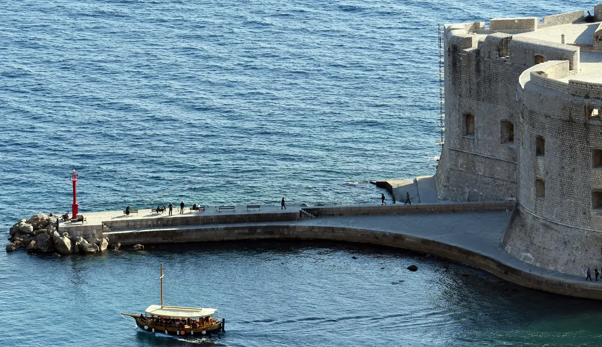 Gambar pada 28 Maret 2019 menunjukkan pelabuhan tua kota Dubrovnik, salah satu lokasi pengambilan gambar film serial Game of Thrones. Kota di Kroasia ini menjadi King's Landing, Ibu Kota Westeros dalam film serial besutan David Benioff & DB Weiss untuk jejaring televisi HBO. (Denis LOVROVIC / AFP)
