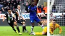 Pemain Newcastle United Isaac Hayden (kiri) merayakan golnya ke gawang Chelsea pada pertandingan Liga Inggris di St James' Park, Newcastle, Inggris, Sabtu (18/1/2020). Newcastle United menang 1-0. (Owen Humphreys/PA via AP)