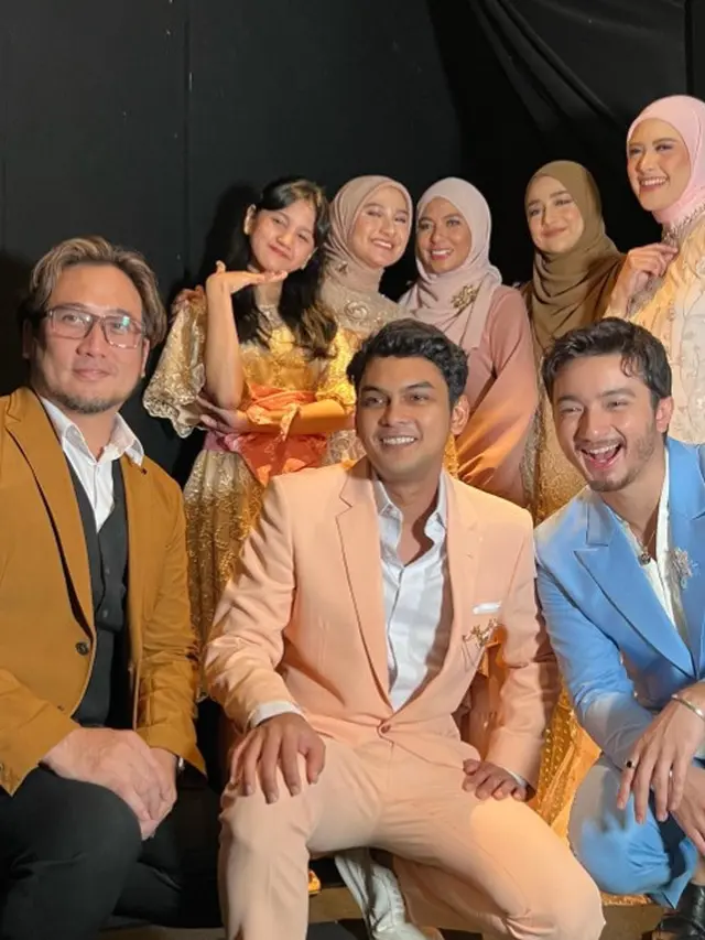 Potret Cindy Fatika Sari dan Tengku Firmansyah bersama pemain film 172 days (Sumber: Instagram/cindyfatikasari18)