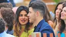 Nick Jonas membawa Priyanka Chopra untuk menemaninyas aat hadir di pernikahan sang sepupu, Rachel Tamburellu di New Jersey. (Jackson Lee / SplashNews.com/ E! News)