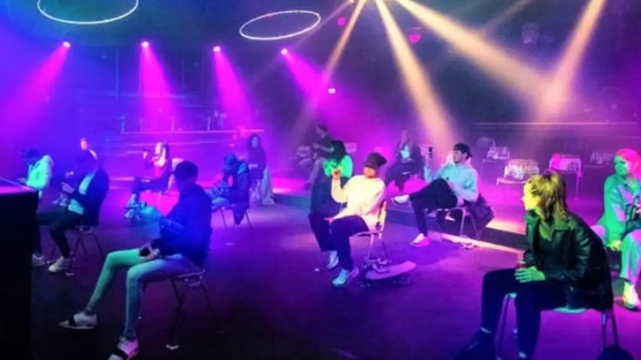 New Normal, Pengunjung Klub Malam Ini Nikmati Musik Sambil Duduk Berjarak