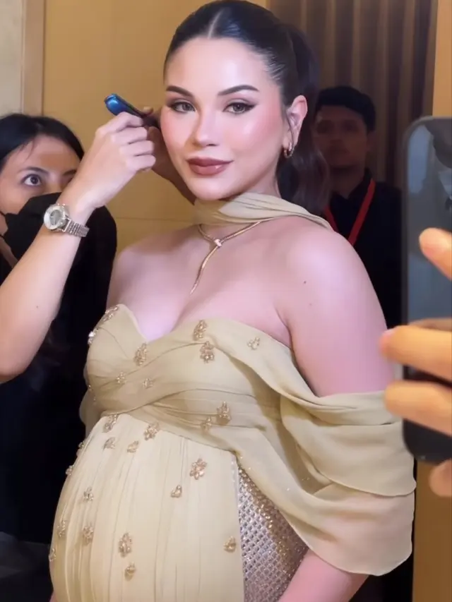 Gaun dan Kebaya Bumil Alyssa Daguise di Pernikahan El Rumi dan Syifa Hadju