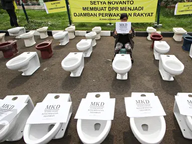 Anggota Aliansi Seniman Jakarta menggelar aksi yang dinamakan “Aksi Djamban DPR” di depan gedung DPR RI, Jakarta, Kamis (3/12). Aksi ini menyindir kasus “Papa Minta Saham” yang dilakukan Ketua DPR RI Setya Novanto. (Liputan6.com/Immanuel Antonius)