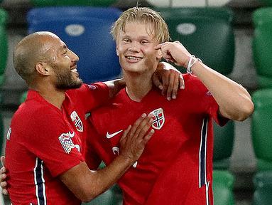Penyerang Norwegia, Erling Braut Haaland, merayakan gol yang dicetaknya ke gawang Irlandia Utara pada laga UEFA Nations League di Windsor Park, Selasa (8/9/2020) dini hari WIB. Norwegia menang telak 5-1 atas Irlandia Utara. (AFP/Paul Faith)