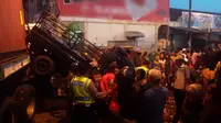 Truk kontainer menabrak beberapa kendaraan dan kerumunan pedagang di Pasar Induk Brebes, Jateng, sehingga seorang tewas dan empat warga terluka. (Liputan6.com/Fajar Eko Nugroho)