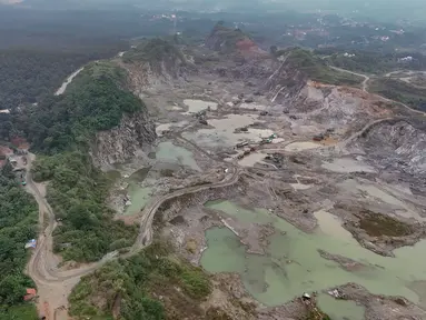 Foto udara pekerja menggunakan alat berat menambang batu di Parung Panjang, Kabupaten Bogor, Jawa Barat, Selasa (19/8/2025). (merdeka.com/Arie Basuki)