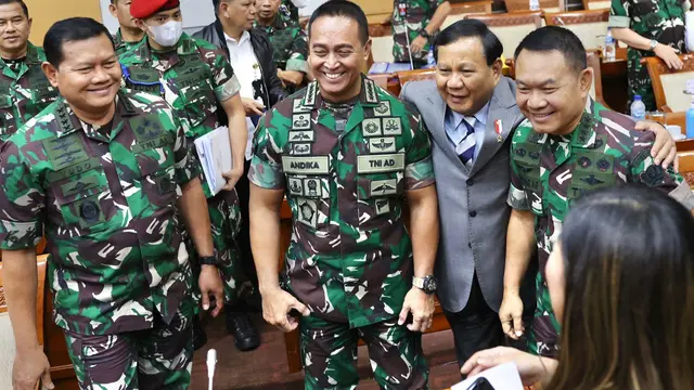 Momen Panglima TNI dan KSAD bersalaman bersama dengan Menteir Pertahanan Prabowo Subianto usai rapat di Komisi I DPR. (Dok: Tim Dokumentasi Kemhan)