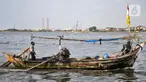 Nelayan naik perahu melintasi Perkampungan Nelayan Kalibaru, Cilincing, Jakarta Utara, Rabu (29/6/2022). Peringatan Hari Nelayan Internasional yang jatuh pada 29 Juni dibuat untuk menghargai dan mengintegrasikan upaya para nelayan dan ikan yang mereka tangkap merupakan sumber nutrisi utama bagi penduduk dunia. (merdeka.com/Iqbal S. Nugroho)