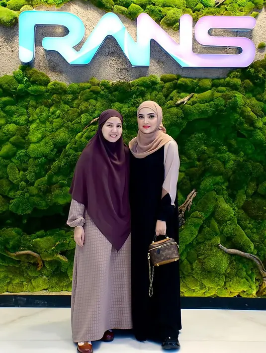 Harganya yang fantastis, mencapai Rp49,5 juta berdasarkan situs resmi merek tersebut, menjadi bukti keanggunan selera Ashanty dalam memilih aksesori. [@ashanty_ash].