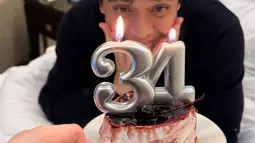 Tidak hanya sekadar berlibur, momen spesial ulang tahun Billy Syahputra dirayakan dengan manis oleh Vika. Billy terlihat memegang kue ulang tahun kecil dengan lilin angka “34”, sementara Vika dengan penuh kasih menyajikannya. (Liputan6.com/IG/@vika.kolesnaya)