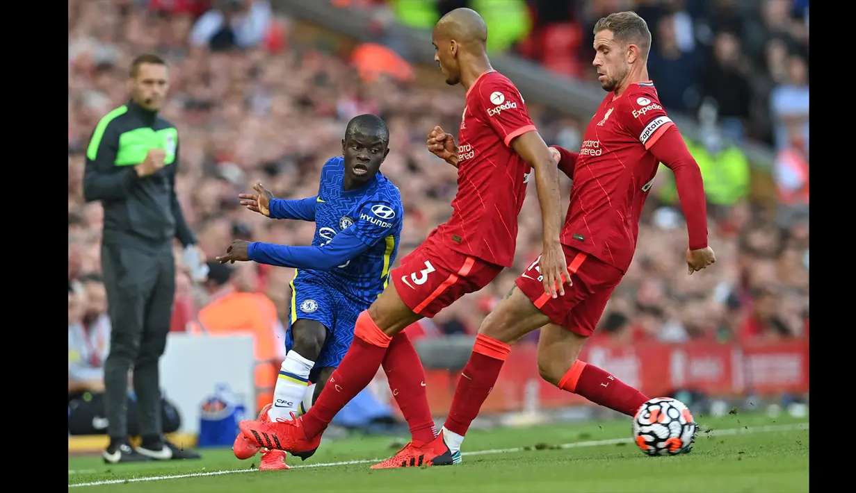 Jurgen Klopp berhasil meracik duet lini tengah Liverpool lewat Jordan Henderson (kanan) dan Fabinho (tengah). Henderson merupakan sosok yang cerdas, ulet, dan berjiwa pemimpin. Sedangkan Fabinho merupakan salah satu gelandang bertahan paling tenang di era sepak bola modern ini. (AFP/Paul Ellis)
