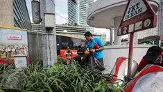 Bakal calon (balon) Gubernur DKI Jakarta Sandiaga Uno bersama relawan bersihkan sampah saat Car Free Day dikawasan Bunderan HI, Jakarta, Minggu (27/3/2016). Sandiaga Uno bakal calon Gubernur DKI Jakarta dari partai Garinda. (Liputan6.com/Faizal Fanani)