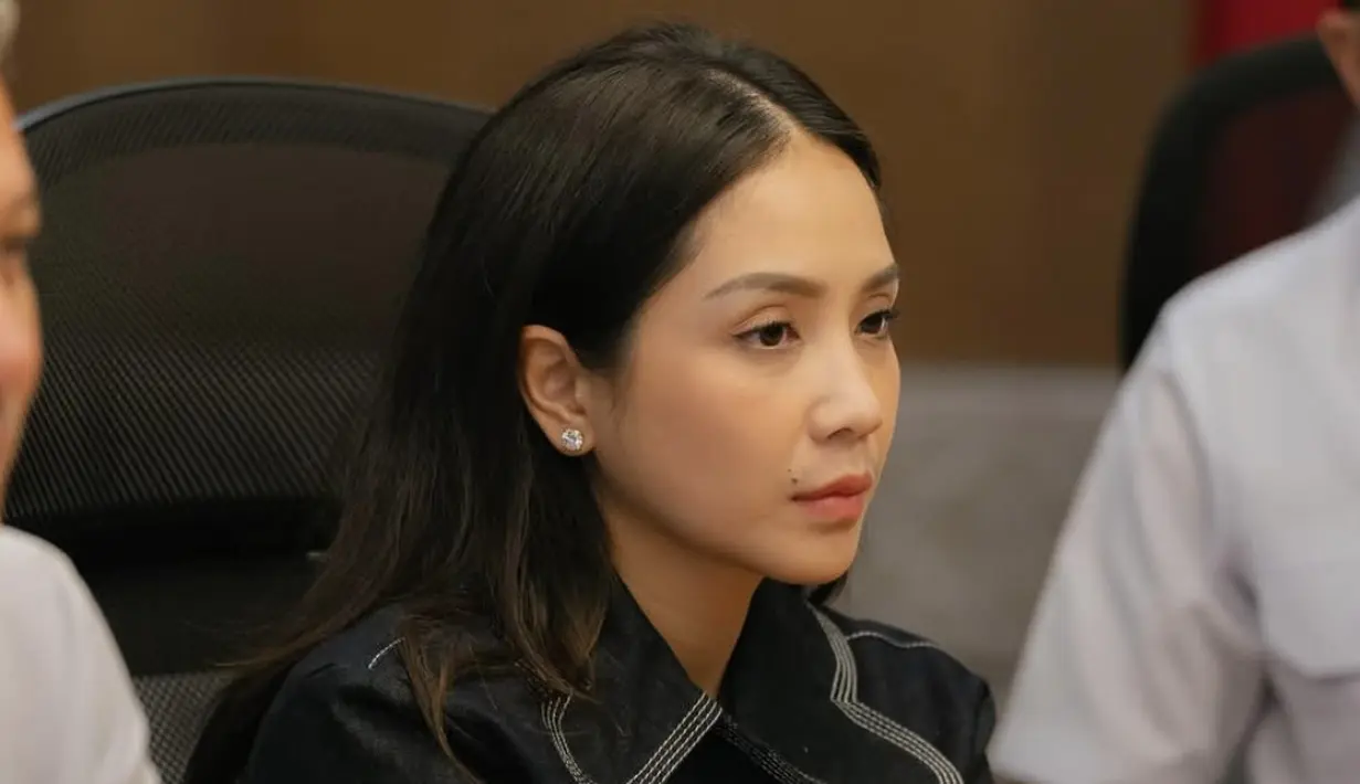 Melengkapi gayanya, ia juga membiarkan rambutnya terurai.  [Foto: Instagram/ Widi Wardhana]