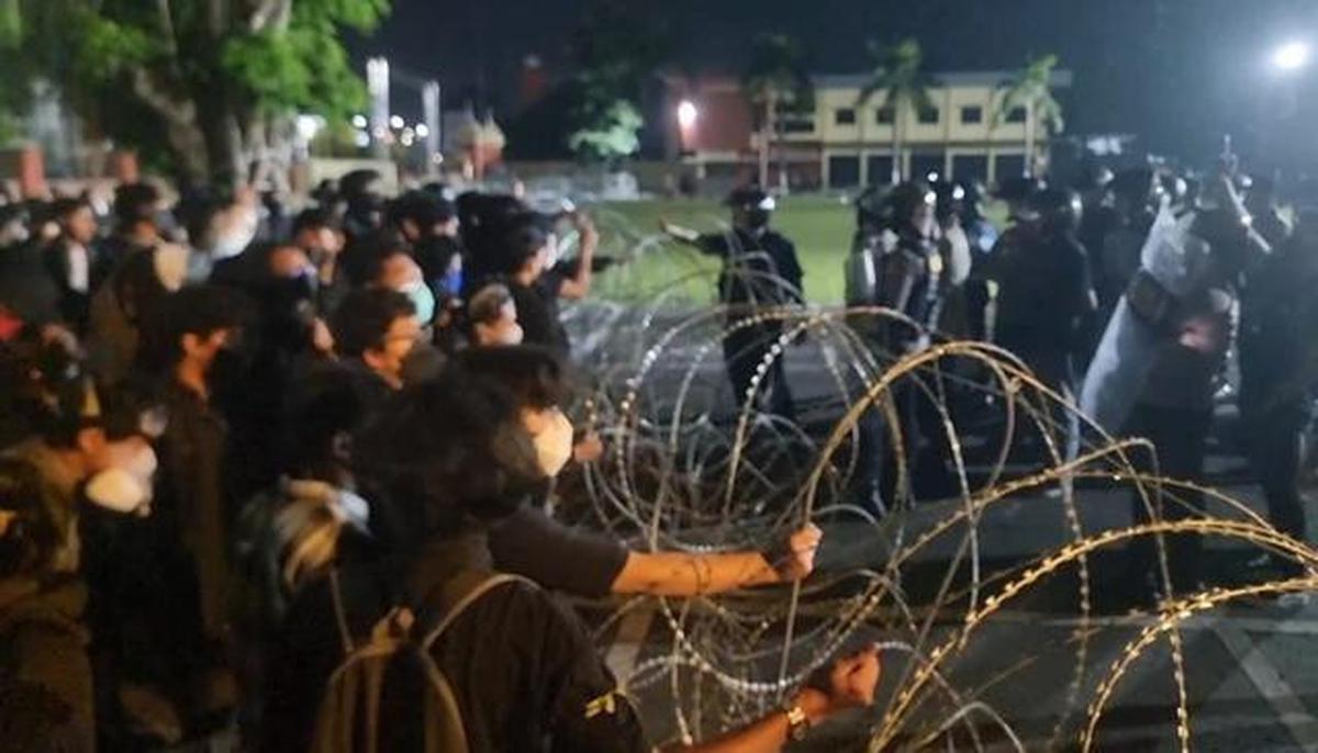 Ricuh di Depan Mapolda DIY Mereda: Massa Dipukul Mundur, Arus Lalin Normal Lagi
