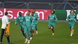 Para pemain Real Madrid melakukan pemanasan selama mengikuti sesi latihan di Stadion Olimpiyskiy di Kyiv, Ukraina, Senin (18/10/2021). Real Madrid akan bertanding melawan Shakhtar Donetsk pada Grup D Liga Champions di NSC Olimpyskiy. (AP Photo/Efrem Lukatsky)