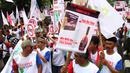 Ratusan petani yang tergabung dalam APTI membawa poster saat berunjukrasa di depan Kedutaan Besar Prancis, Jakarta, Selasa (9/6/2015). Dalam aksinya mereka meminta pemerintah Perancis untuk tidak mendiskriminasikan tembakau.  (Liputan6.com/Johan Tallo)