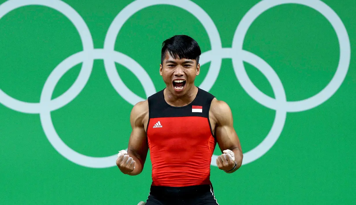 Atlet angkat besi Indonesia, Deni, bereaksi usai mengangkat besi di kelas 77kg Olimpiade 2016 Rio de Janeiro, Brasil, Rabu (10/8). Deni, hanya mampu menempati peringkat kelima. (REUTERS/Athit Perawongmetha)
