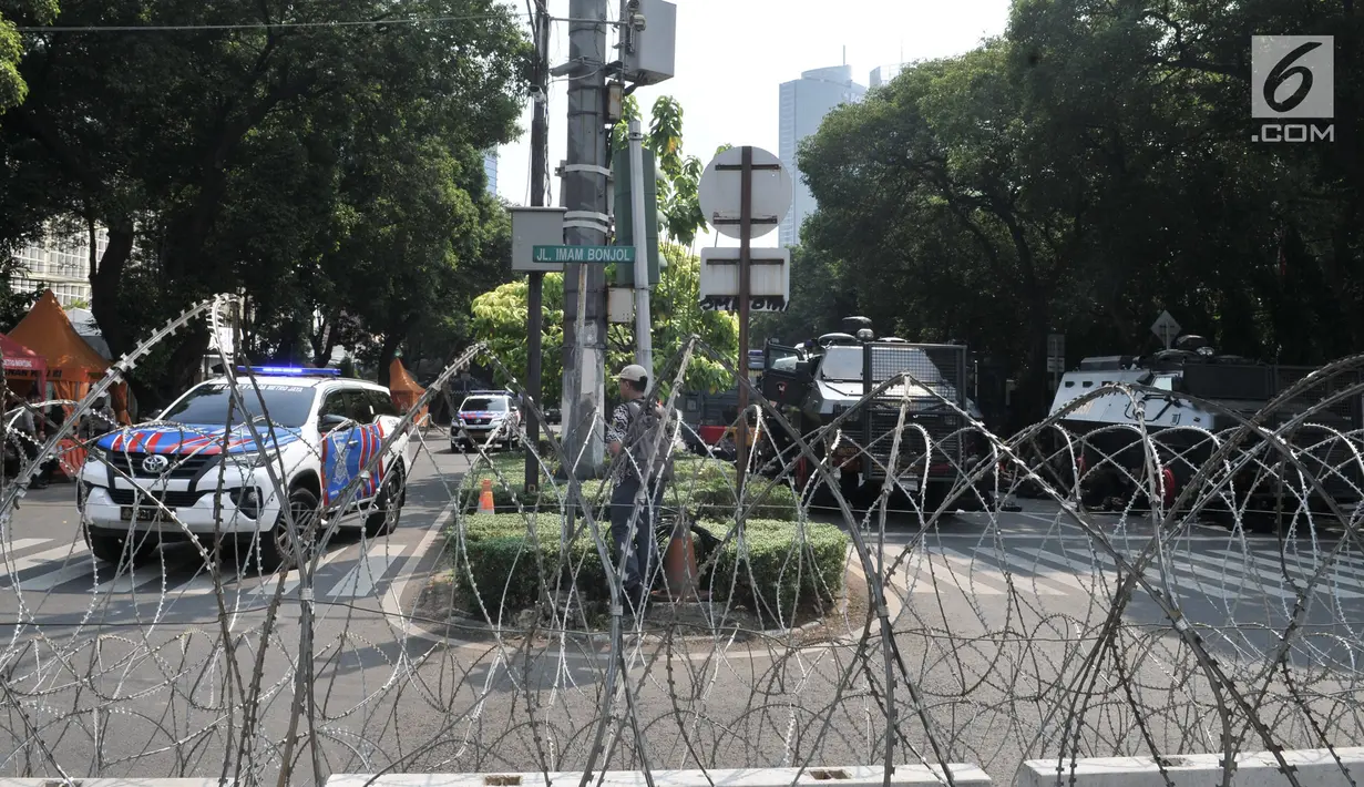 Kawat berduri memblokade jalan ke arah gedung KPU, Jakarta Pusat, Minggu (30/6/2019). Aparat kepolisian memperketat penjagaan KPU dengan menutup Jalan Imam Bonjol menjelang rapat pleno terbuka penetapan pasangan calon presiden dan wakil presiden terpilih Pemilu 2019. (merdeka.com/Iqbal S Nugroho)