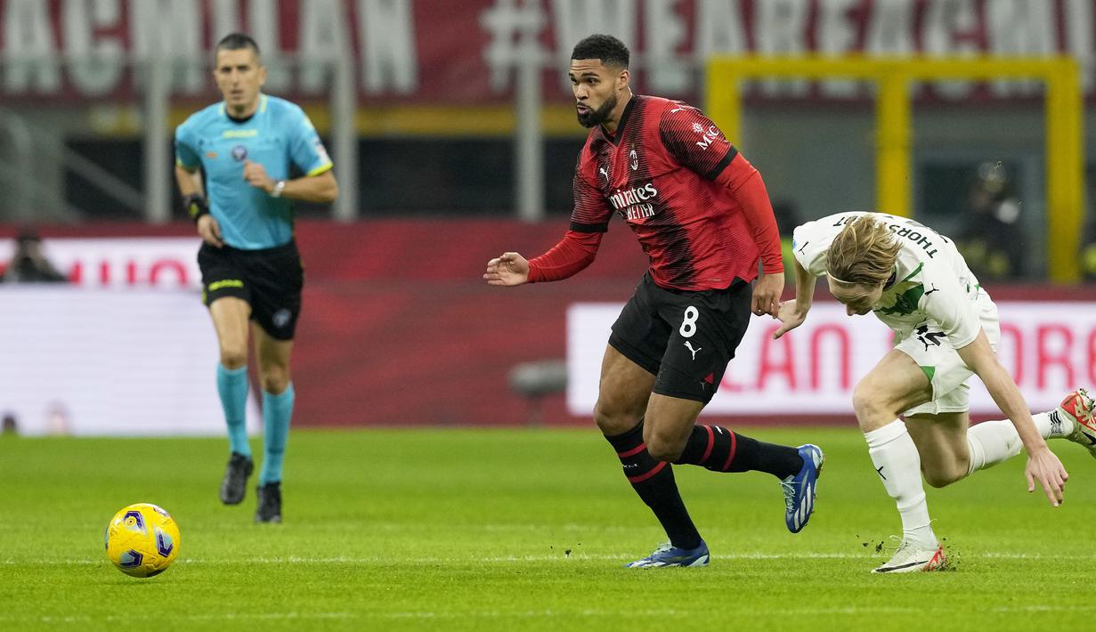 Gelandang AC Milan, Ruben Loftus-Cheek (kiri) berhasil melewati gelandang Sassuolo, Kristian Thorstvedt pada laga pekan ke-18 Serie A Liga Italia 2023/2024 di San Siro Stadium, Milan, Sabtu (30/12/2023) malam waktu setempat. (AP Photo/Antonio Calanni)