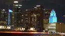 Balai Kota Los Angeles (kanan) menyala biru, Los Angeles, Amerika Serikat, Jumat (10/4/2020). Balai Kota dan beberapa landmark Los Angeles menyala biru untuk menunjukkan dukungan kepada petugas medis mengahadapi virus corona COVID-19. (AP Photo/Mark J. Terrill)