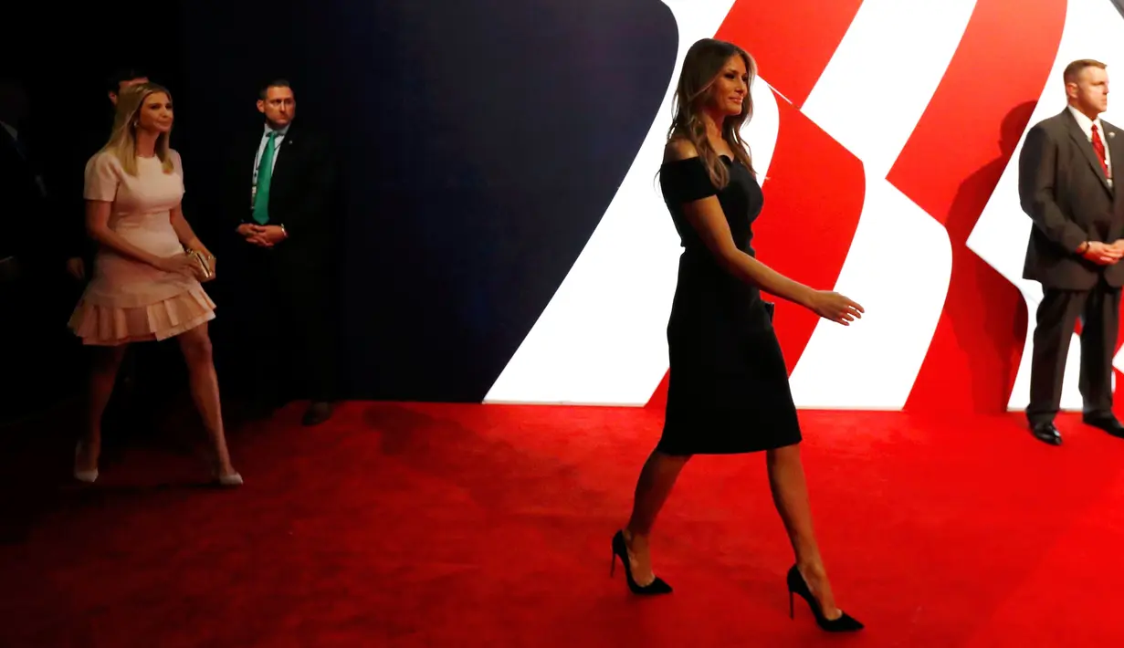 Melanie Trump, istri Donald Trump, berjalan menuju tempat duduknya ketika menghadiri debat pertama Capres AS di New York, Senin (26/9). Melania tampil dalam balutan gaun hitam off-shoulder seharga US$ 2.645 atau sekitar Rp 34 juta. (REUTERS/Brian Snyder)