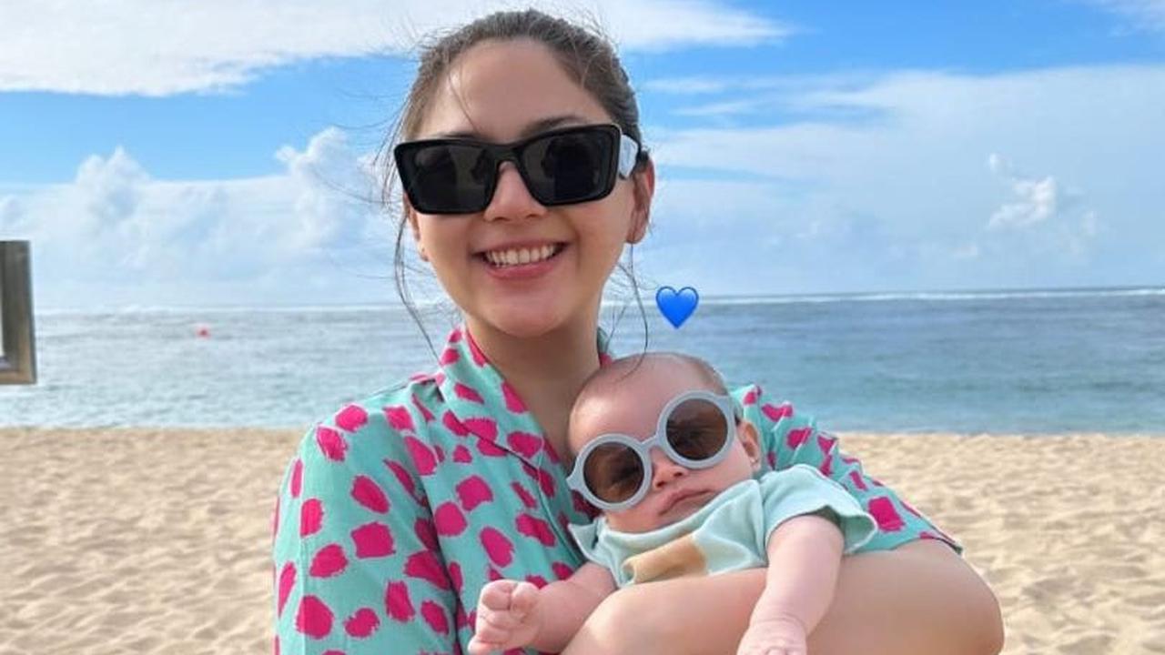 Potret&nbsp; Baby Kyarra tak kalah mencuri perhatian.&nbsp; Baby Kyarra tampak tampil mengenakan kacamata hitam.
