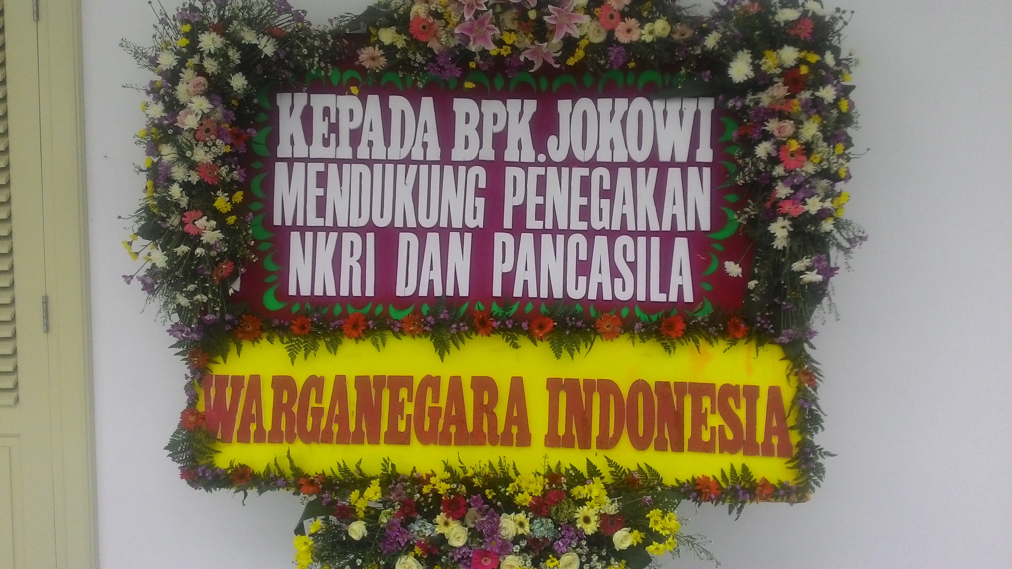 Karangan bunga untuk Presiden Jokowi, tiba di Istana Kepresidenan, Jakarta, Rabu (3/5/2017). (Liputan6.com/Ahmad Romadoni)