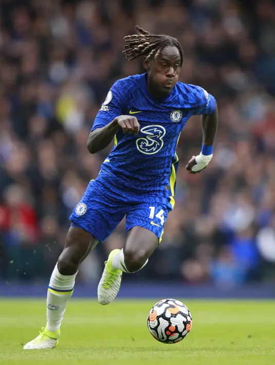 Bek Chelsea, Trevoh Chalobah menggiring bola saat bertanding melawan Norwich City pada pertandingan lanjutan Liga Inggris di Stadion Stamford Bridge di London, Sabtu (23/10/2021). Chelsea menang atas Norwich 7-0. (AP Photo/Ian Walton)