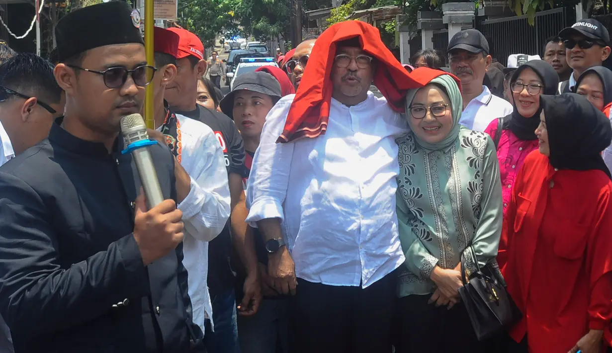 Rano Karno datang tidak sendiri, pria yang akrab disapa Bang Doel itu datang ditemani oleh istrinya Dewi Indriati. (merdeka.com/Arie Basuki)