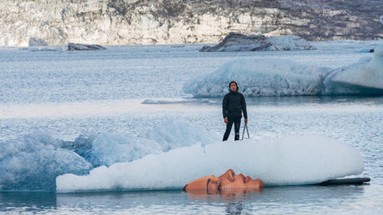 Kreatif, seniman ini bikin lukisan di atas bongkahan es Islandia
