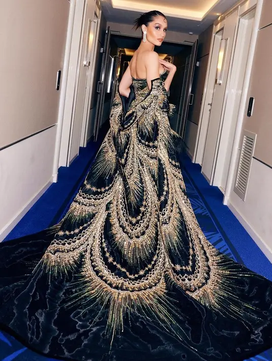 Mempercantik penampilan, Cinta Laura menggunakan anting untuk perhiasannya [instagram/claurakiehl]