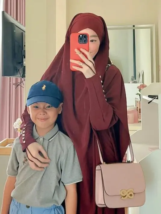 Anak Larissa Chou tersebut adalah hasil pernikahan pertama dengan Alvin Faiz [Instagram/larissachou]