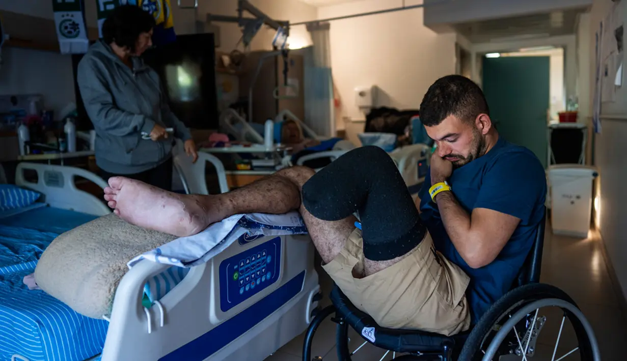 Tudoran dan Hamou adalah bagian dari meningkatnya jumlah tentara Israel yang terluka dan mengalami trauma akibat perang. Mengingat banyaknya korban luka, para aktivis khawatir Israel tidak siap memenuhi kebutuhan mereka. (AP Photo/Oded Balilty)