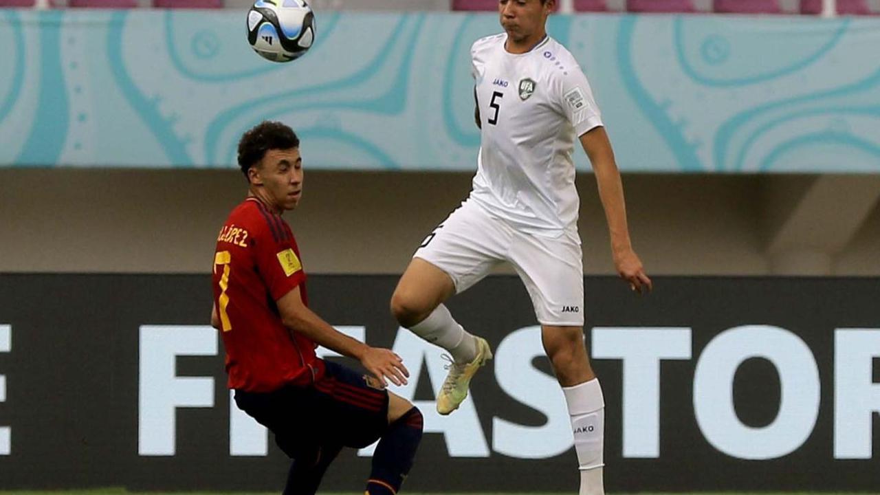 Timnas&nbsp;Uzbekistan U-17 berhasil menahan imbang Spanyol U-17 di laga matchday 3 Grup B Piala Dunia U-17 2023 di Stadion Manahan, Solo, Kamis (16/11/2023) sore WIB. Duel Uzbekistan vs Spanyol berakhir dengan skor 2-2.
