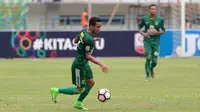 Pemain Persebaya, Oktafianus Fernando saat melawan PSPS Riau pada laga 8 Besar Liga 2 Grup Y di Stadion GBLA, Bandung, Sabtu (18/11/2017). Persebaya Menang 1-0. (Bola.com/Nicklas Hanoatubun)