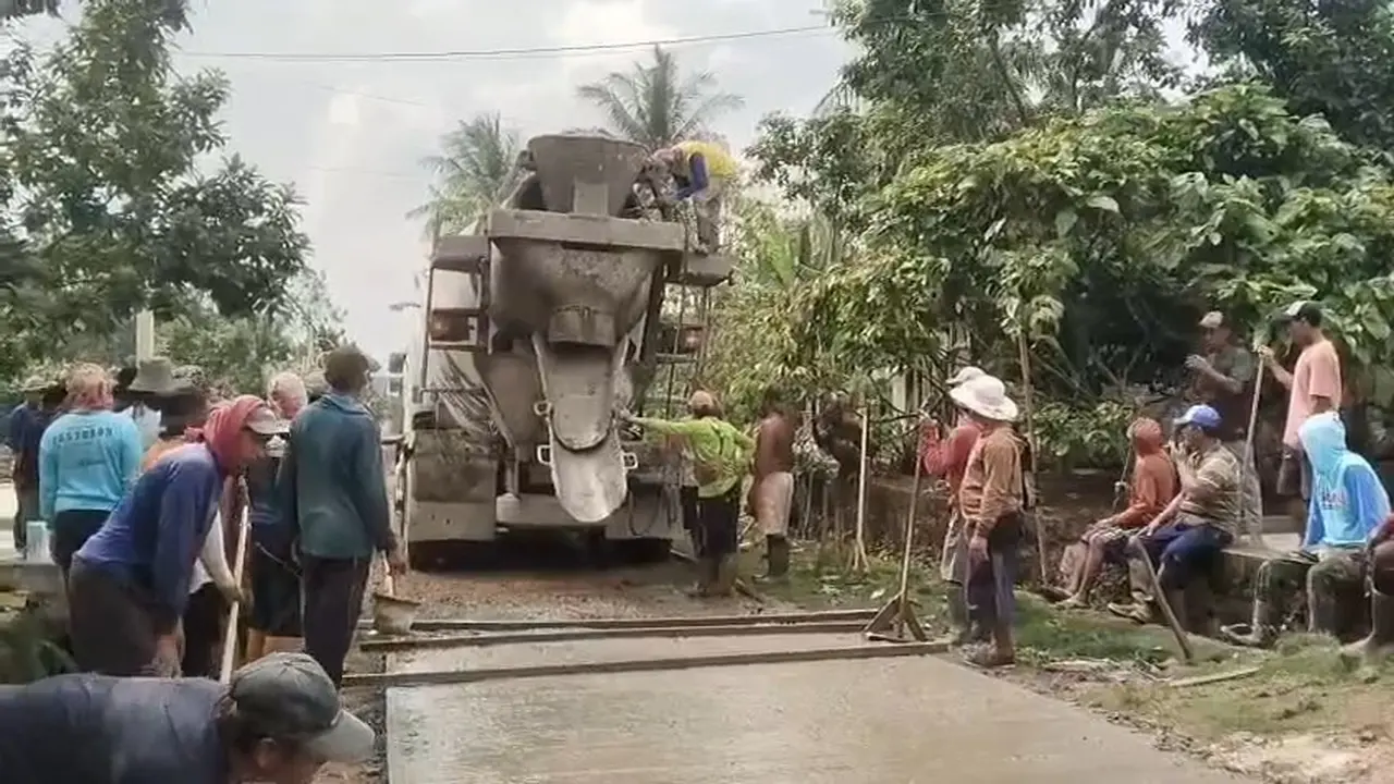 Warga Lampung Timur memperbaiki jalan tanpa bantuan pemerintah