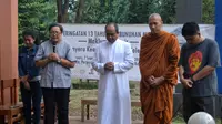 Komunitas lintas agama berdoa bersama di peringatan 13 tahun terbunuhnya aktivis HAM, Munir Said Thalib di Malang, Jawa Timur. (Zainul Arifin/Liputan6.com)